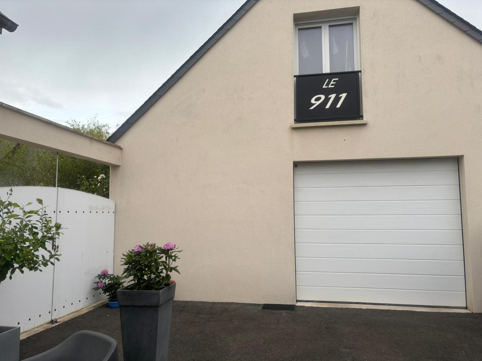 Le 911 Hotel Nazelles-Negron Exterior photo